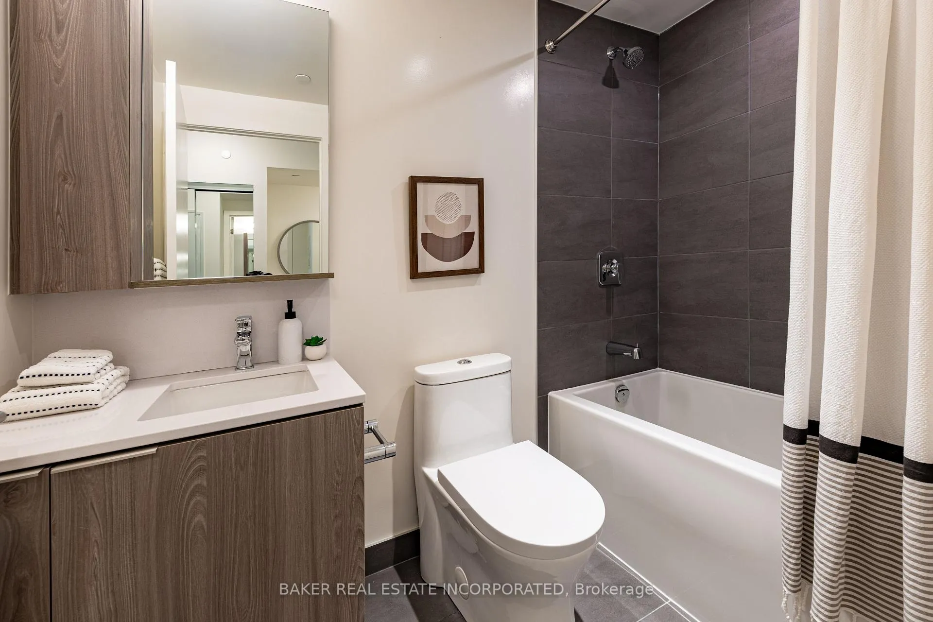 Photo 3 of Unit 1712, 223 Redpath Avenue, Toronto, Mount Pleasant West — HOMEH