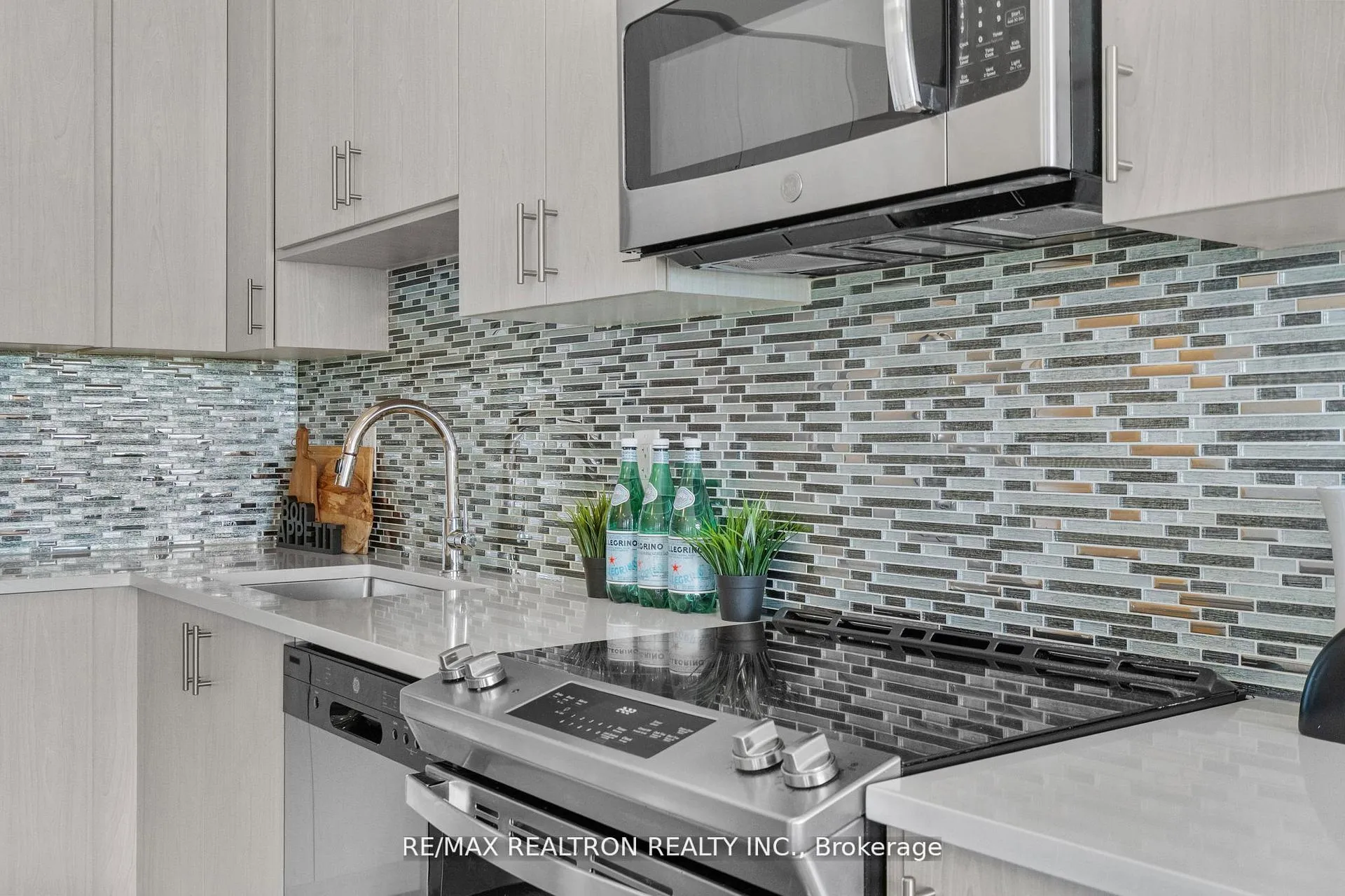 Photo 9 of Unit 401, 2550 Castlegate Crossing, Pickering, Duffin Heights — HOMEH
