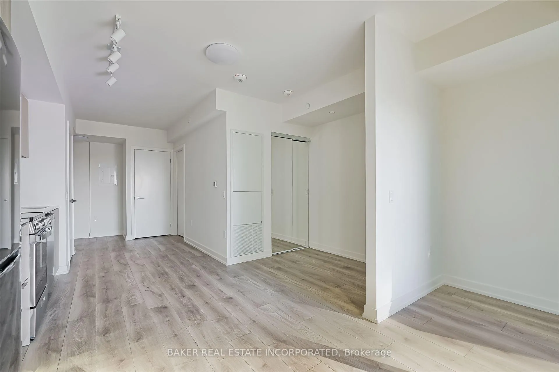 Photo 6 of Unit 1701, 223 Redpath Avenue, Toronto, Mount Pleasant West — HOMEH