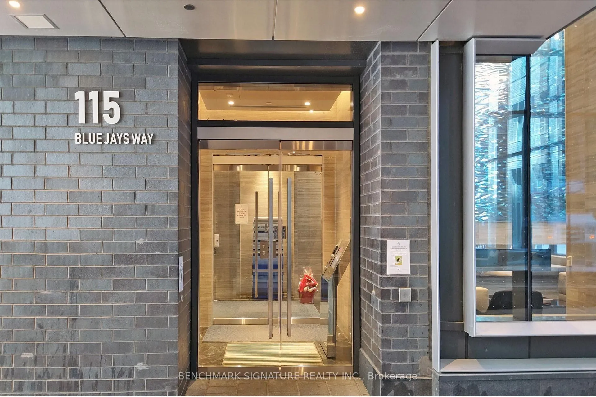 Photo 5 of Unit 918, 115 Blue Jays Way, Toronto, Waterfront Communities — HOMEH
