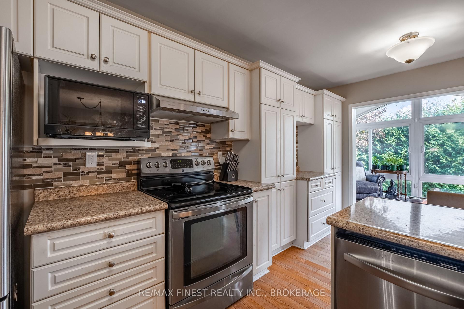 Photo 10 of 155 Elmwood Drive, Gananoque — HOMEH