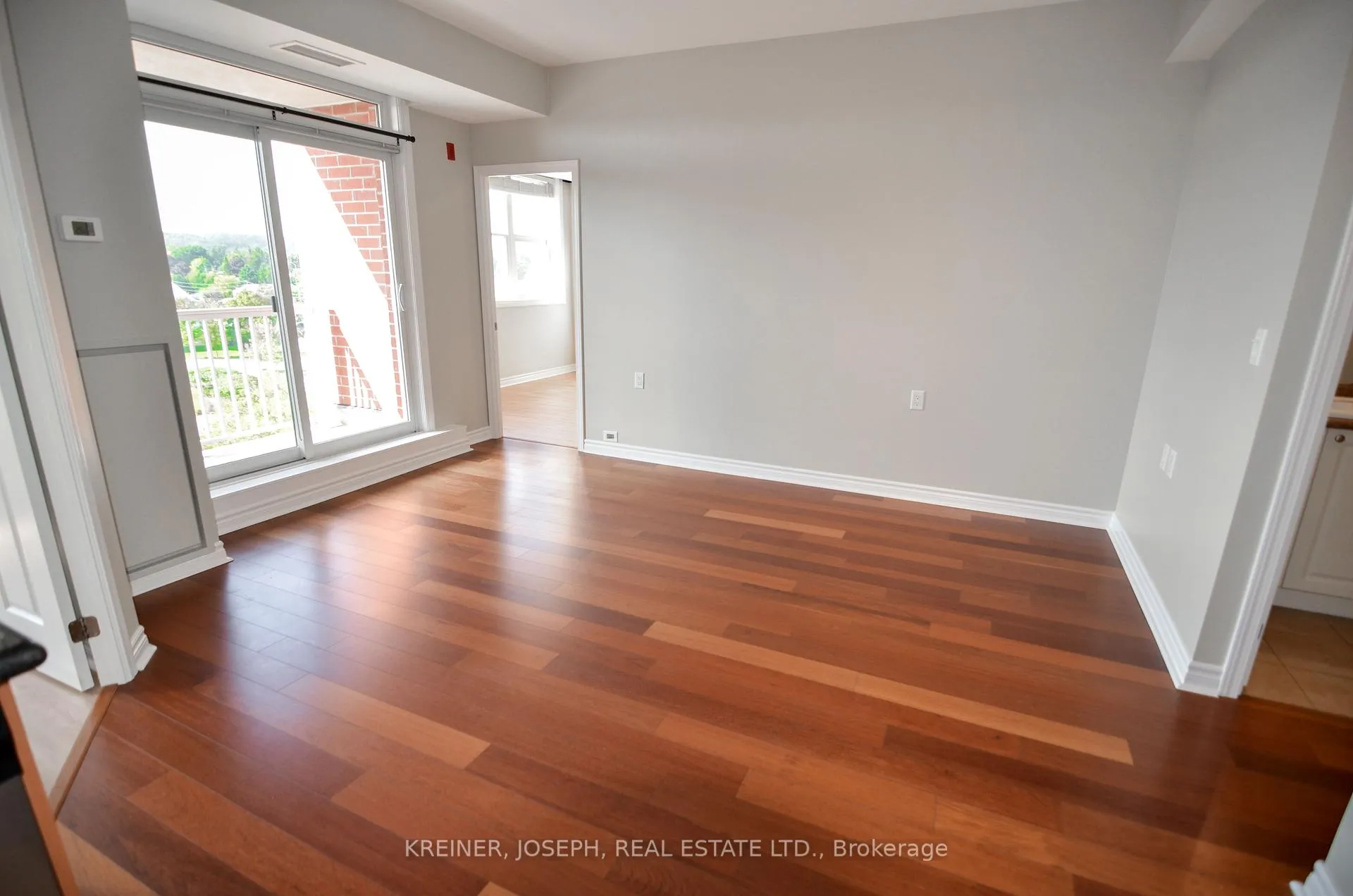 Photo 4 of Unit 404, 15450 Yonge Street, Aurora, Aurora Heights — HOMEH
