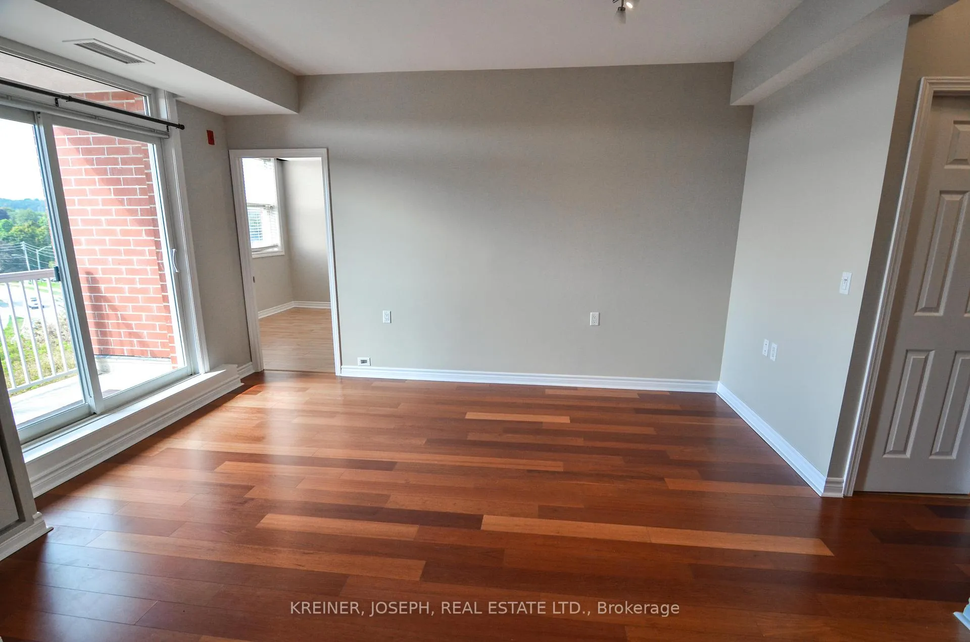Photo 5 of Unit 404, 15450 Yonge Street, Aurora, Aurora Heights — HOMEH
