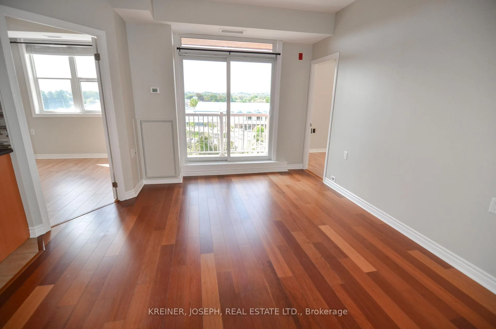 Photo 6 of Unit 404, 15450 Yonge Street, Aurora, Aurora Heights — HOMEH