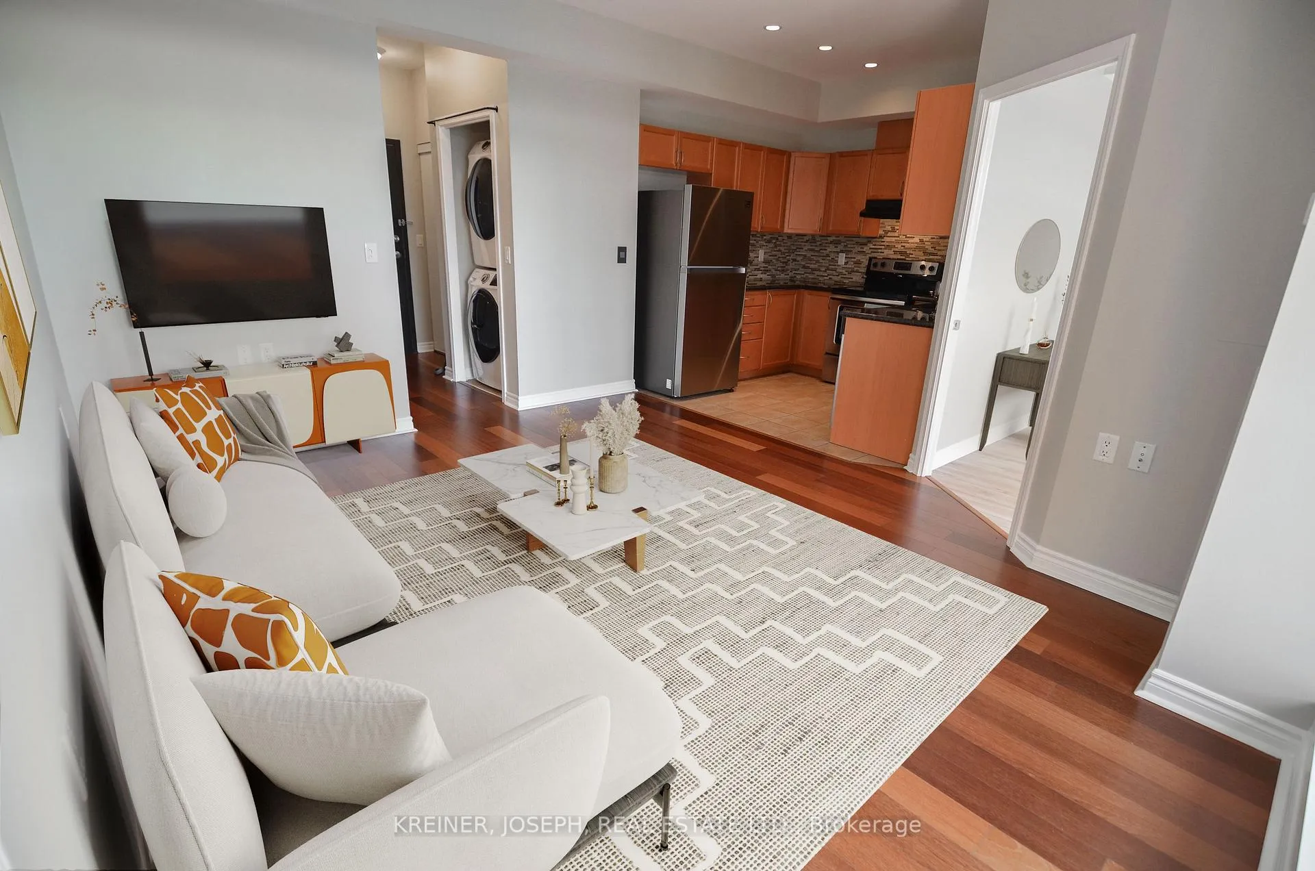 Photo 7 of Unit 404, 15450 Yonge Street, Aurora, Aurora Heights — HOMEH
