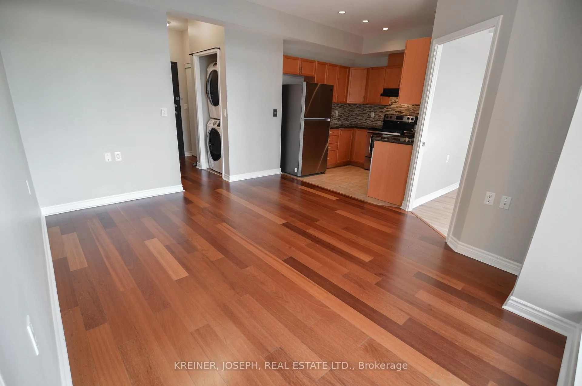 Photo 8 of Unit 404, 15450 Yonge Street, Aurora, Aurora Heights — HOMEH
