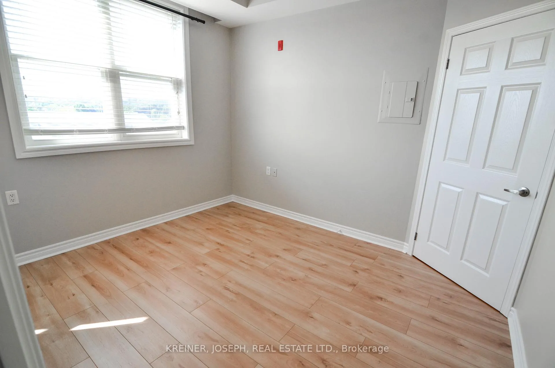 Photo 13 of Unit 404, 15450 Yonge Street, Aurora, Aurora Heights — HOMEH