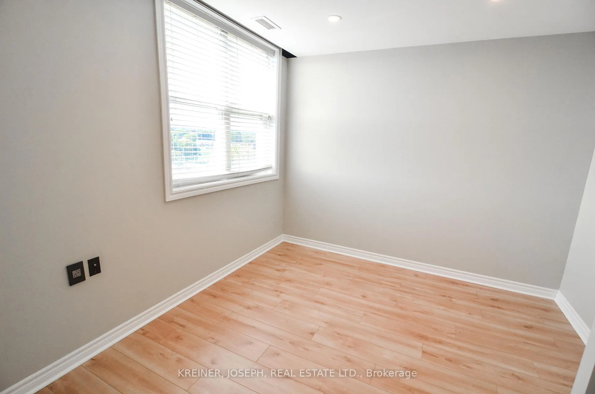 Photo 19 of Unit 404, 15450 Yonge Street, Aurora, Aurora Heights — HOMEH