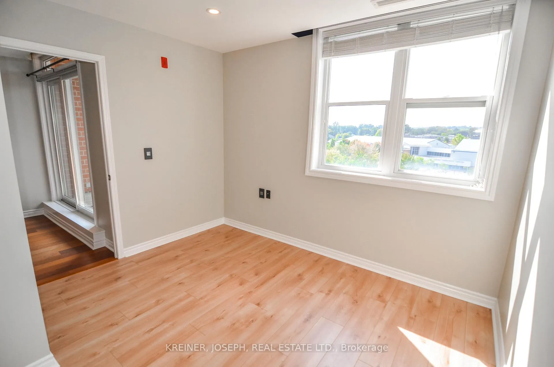 Photo 21 of Unit 404, 15450 Yonge Street, Aurora, Aurora Heights — HOMEH
