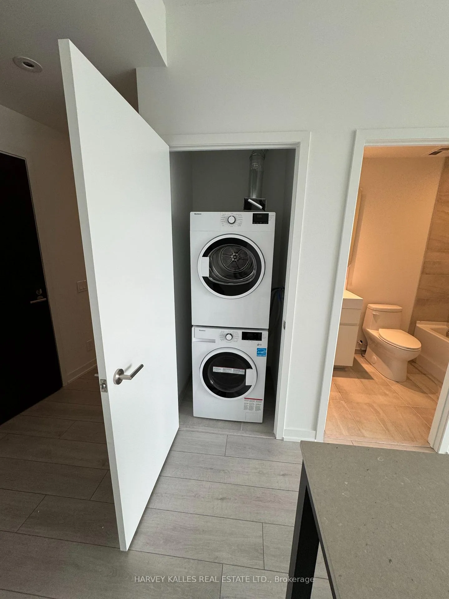 Photo 13 of Unit 2403, 39 Mary Street, Barrie, City Centre — HOMEH