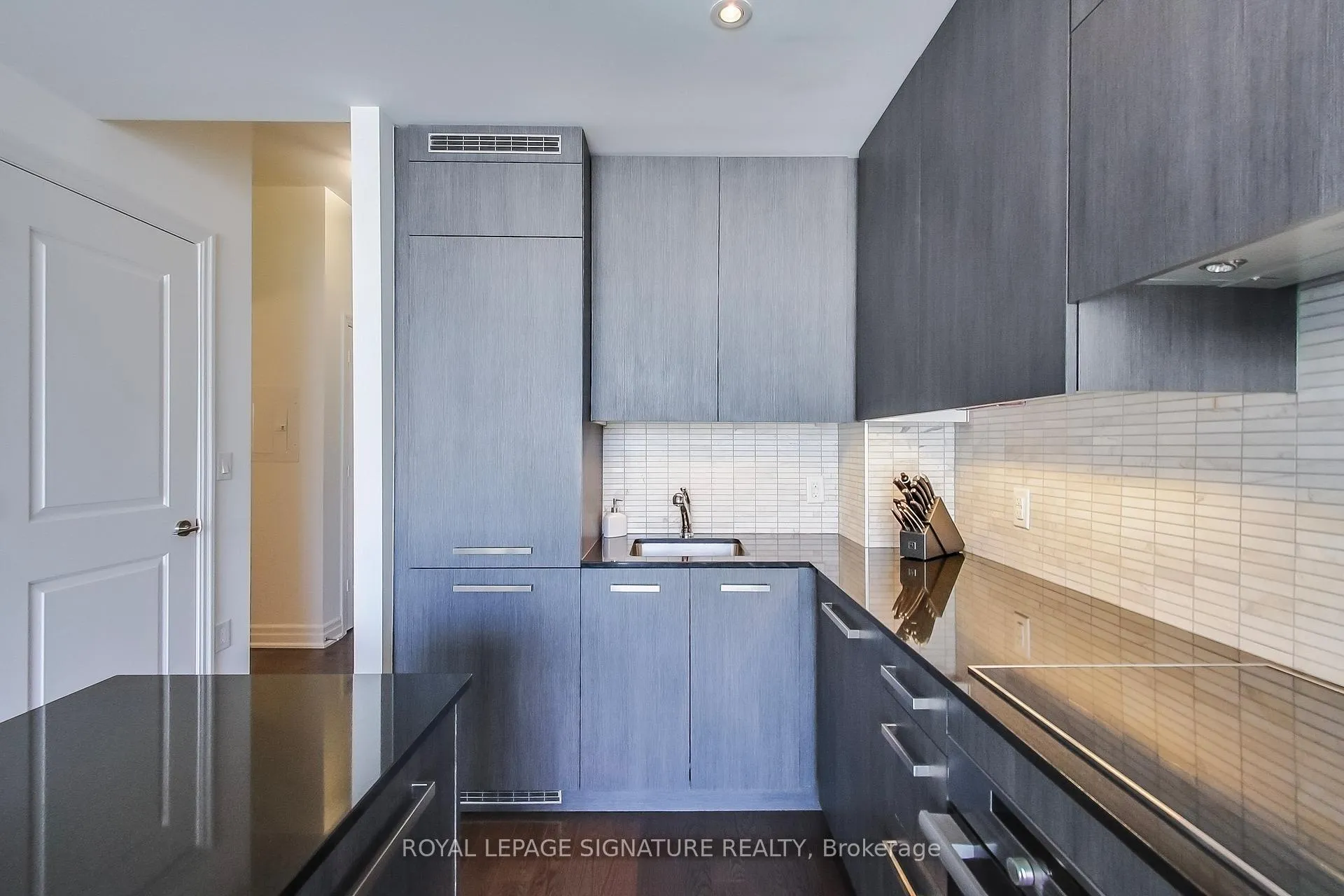 Photo 8 of Unit 1104, 8 The Esplanade, Toronto, Waterfront Communities — HOMEH