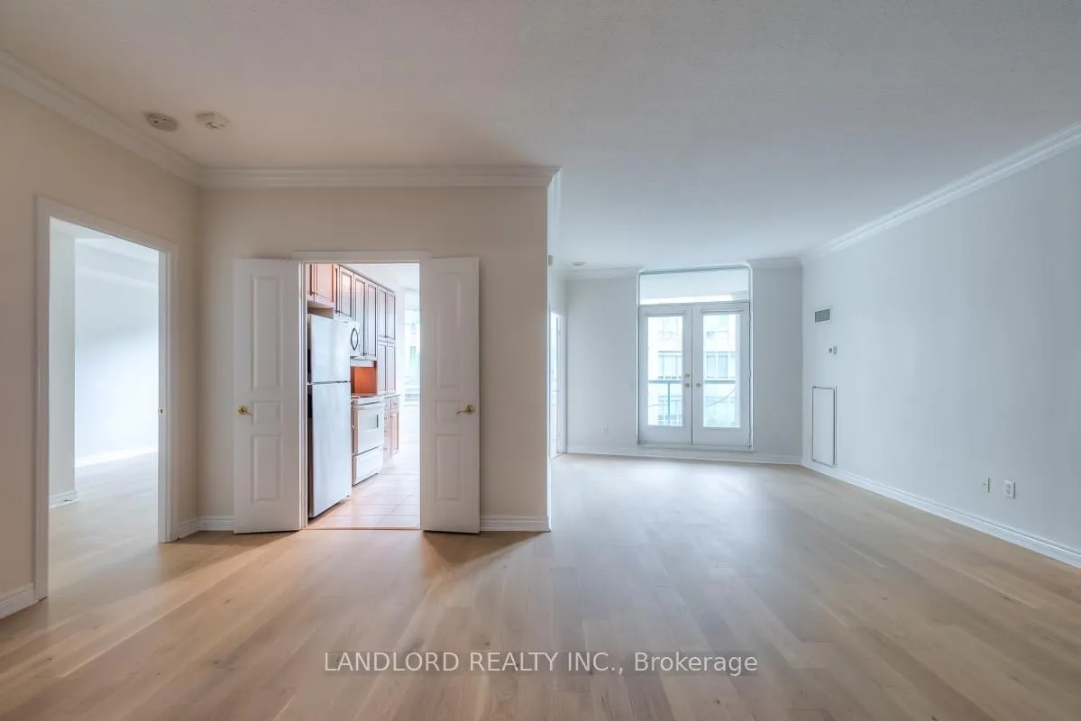 Photo 4 of Unit 325, 9 Boardwalk Drive, Toronto, The Beaches — HOMEH