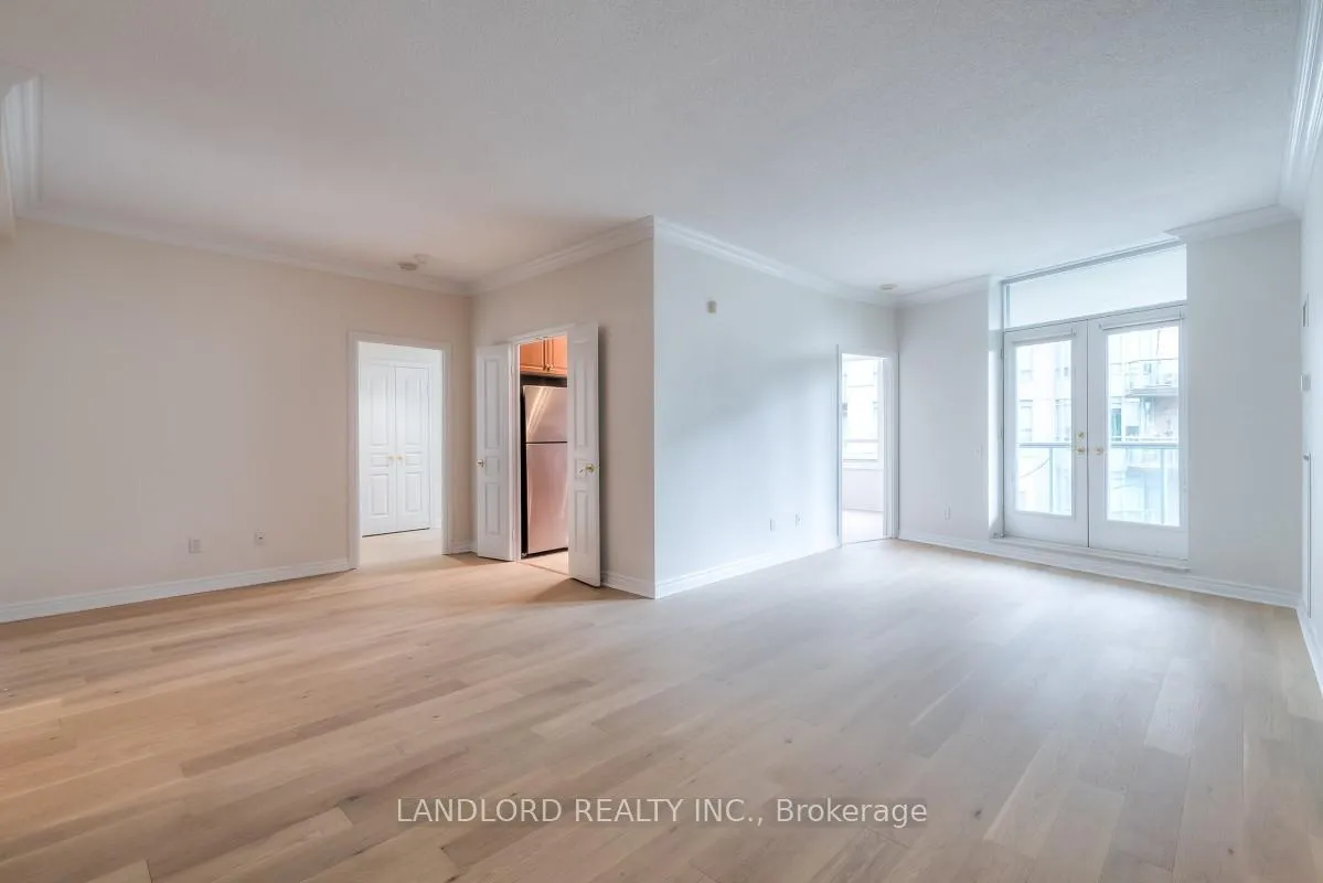 Photo 6 of Unit 325, 9 Boardwalk Drive, Toronto, The Beaches — HOMEH