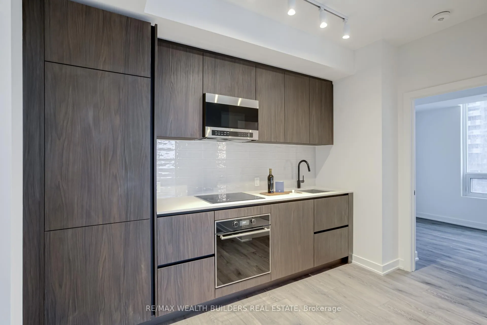 Front of Unit 1009, 117 Broadway Avenue N