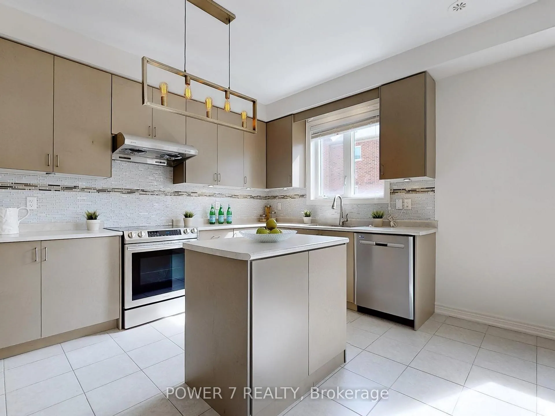 Photo 14 of 19 Spiv Grove Way, Markham, Greensborough — HOMEH