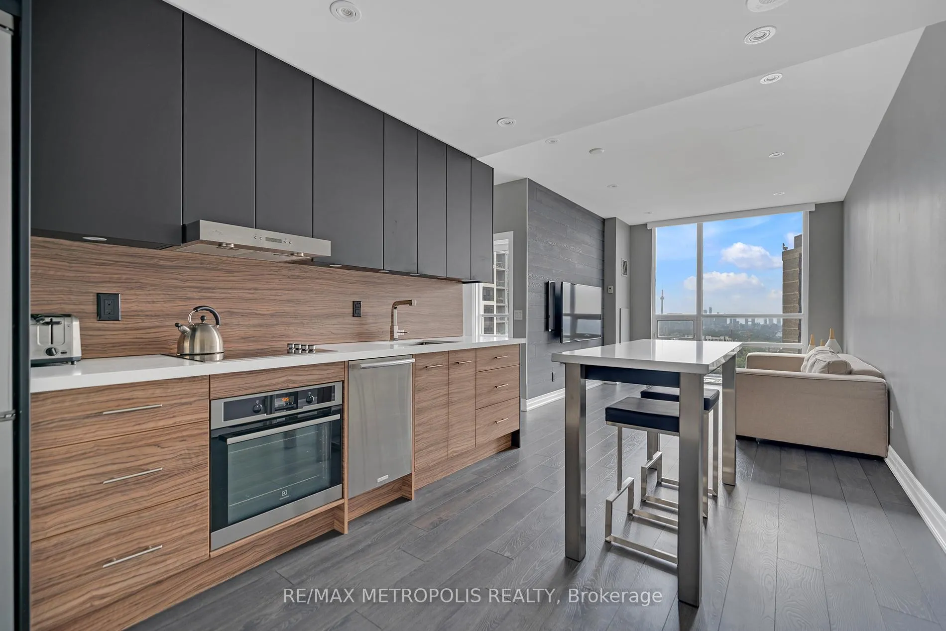 Front of Unit 1508, 500 St Clair Avenue W