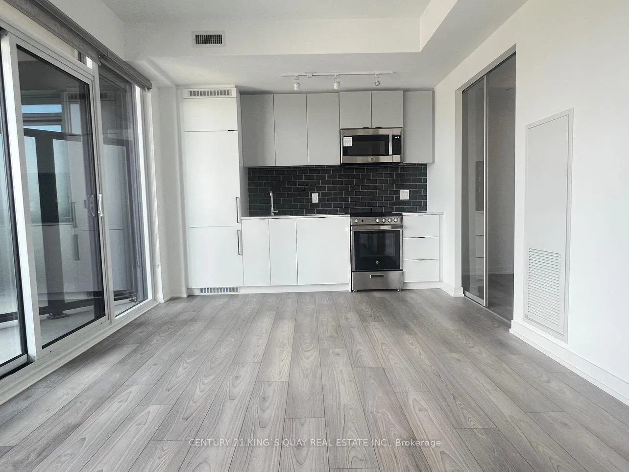 Front of Unit 903, 285 Dufferin Street