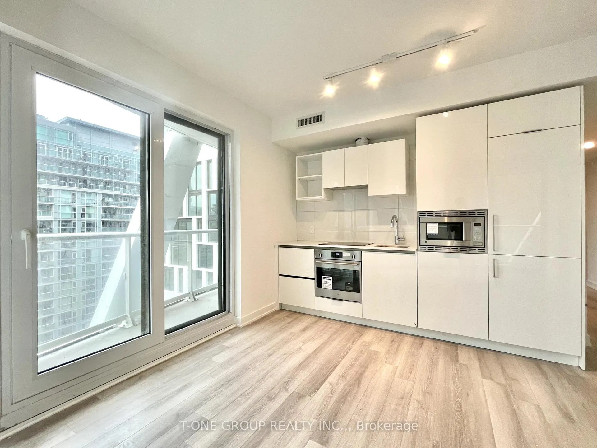 Photo 2 of Unit 830, 230 Simcoe Street, Toronto, Kensington-Chinatown — HOMEH