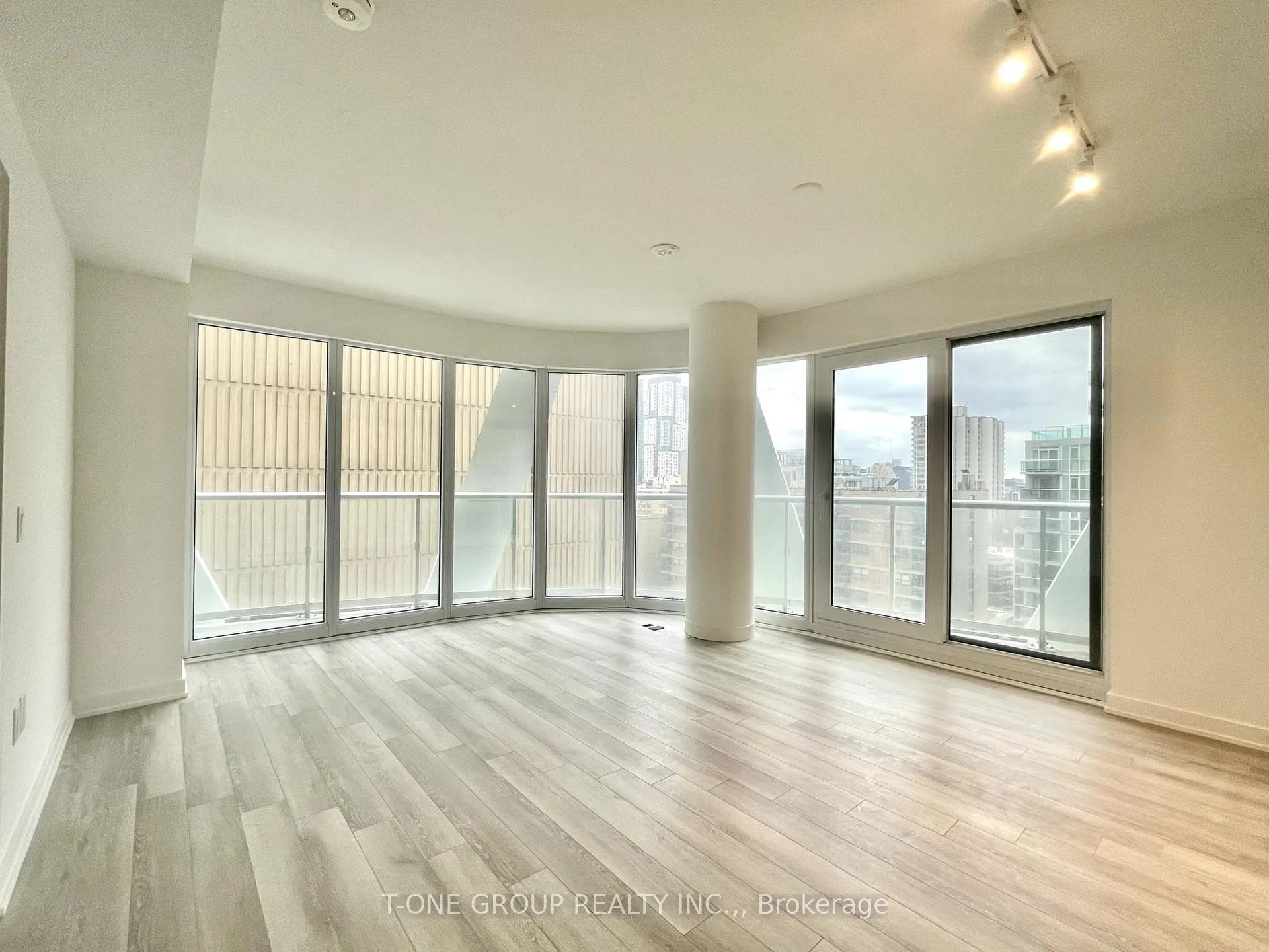 Photo 3 of Unit 830, 230 Simcoe Street, Toronto, Kensington-Chinatown — HOMEH