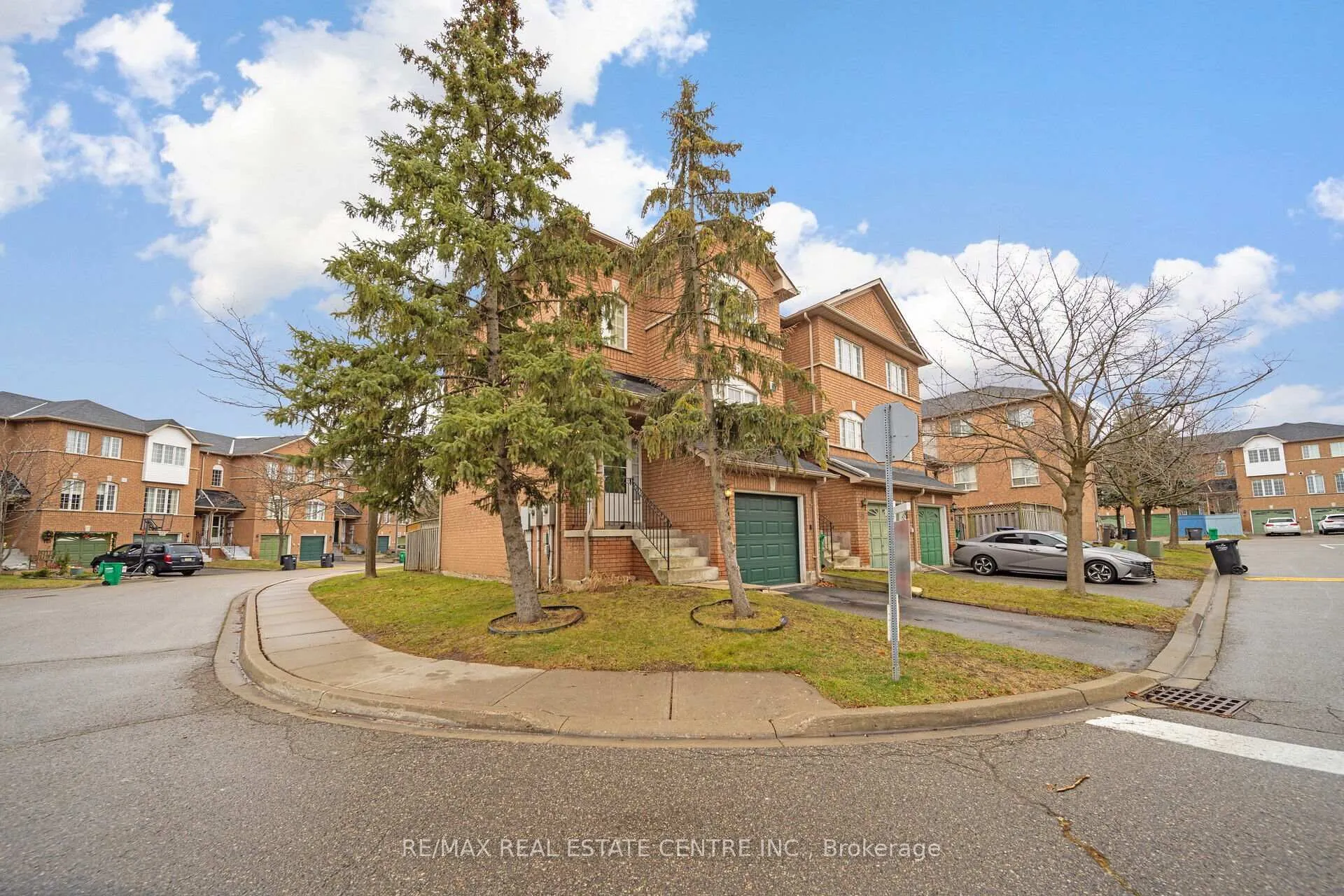 Photo 3 of Unit 64, 65 Brickyard Way, Brampton, Brampton North — HOMEH