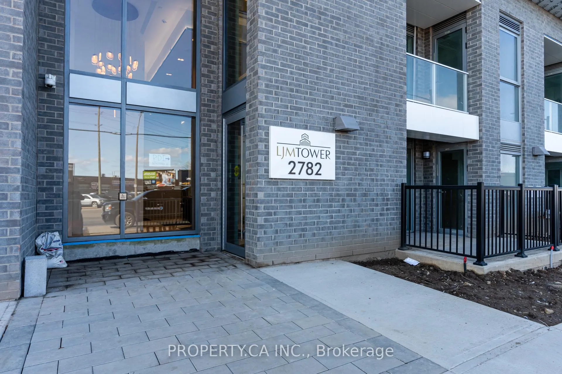Photo 4 of Unit 613, 2782 Barton Street E, Hamilton, Riverdale — HOMEH