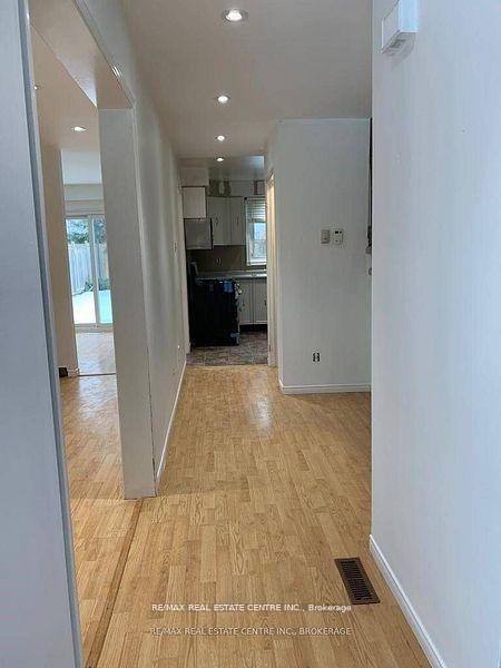 Photo 4 of 14 Lindsay Court, Barrie, 400 North — HOMEH