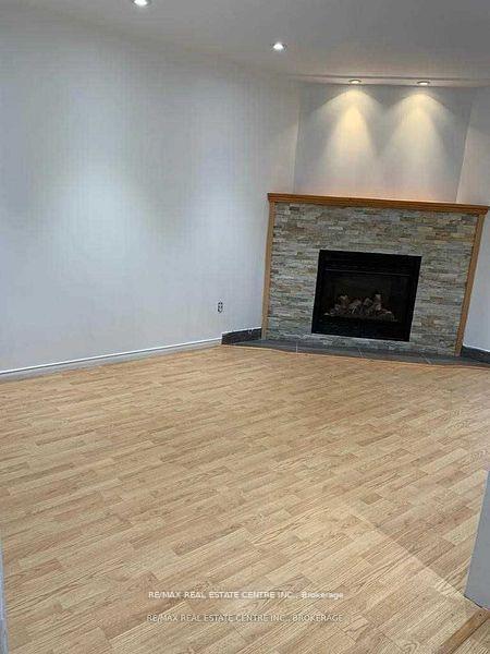 Photo 5 of 14 Lindsay Court, Barrie, 400 North — HOMEH