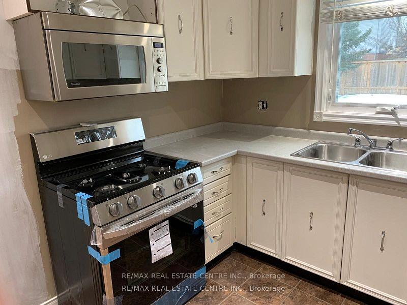 Photo 12 of 14 Lindsay Court, Barrie, 400 North — HOMEH