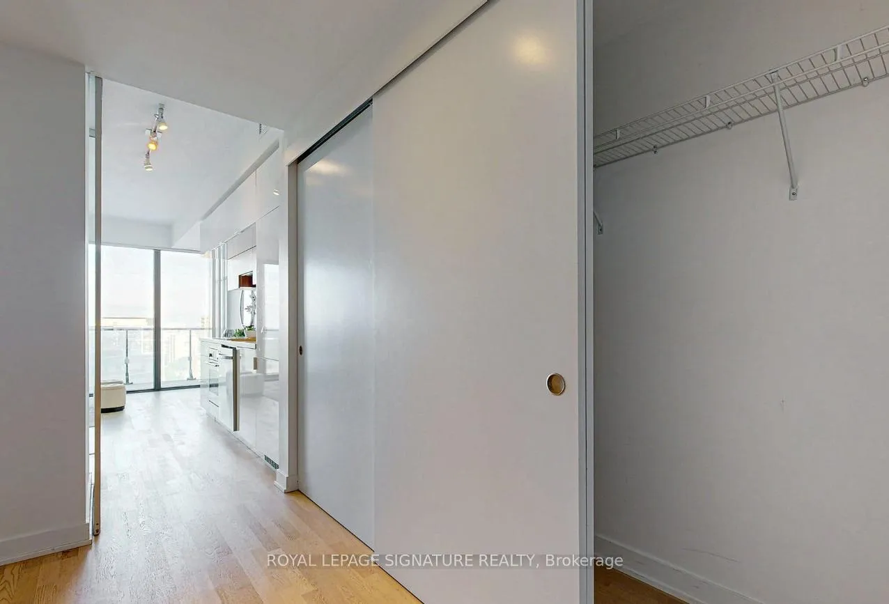 Photo 4 of Unit 1307, 185 Roehampton Avenue, Toronto, Mount Pleasant West — HOMEH