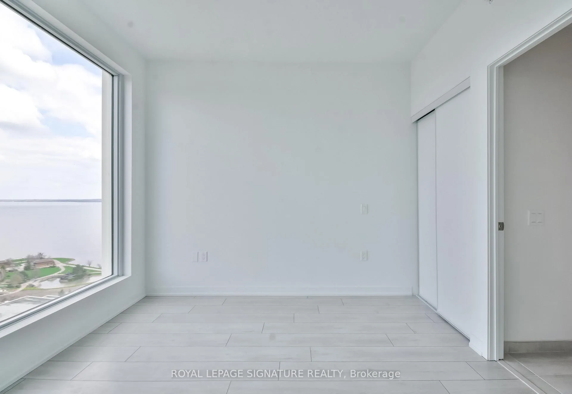 Photo 8 of Unit 2406, 39 Mary Street, Barrie, City Centre — HOMEH