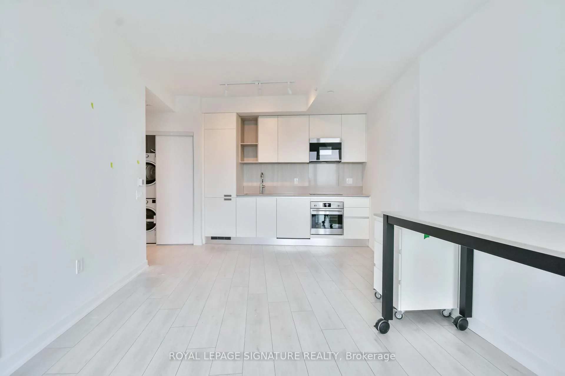 Photo 11 of Unit 2406, 39 Mary Street, Barrie, City Centre — HOMEH