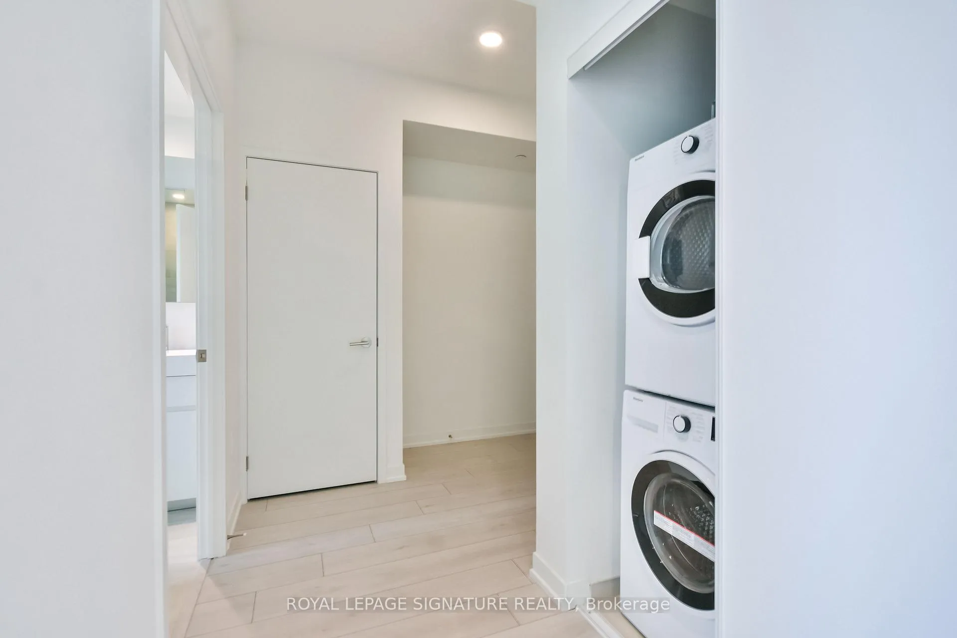Photo 13 of Unit 2406, 39 Mary Street, Barrie, City Centre — HOMEH