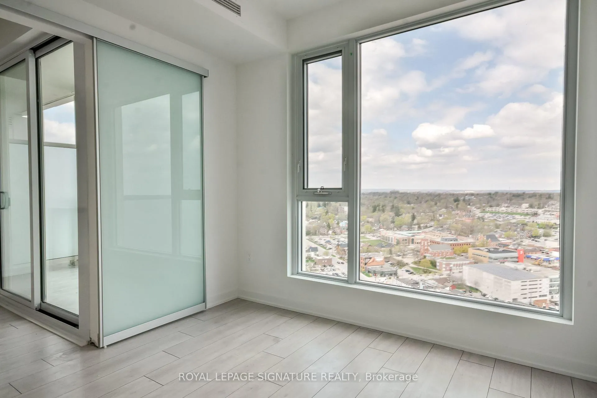Photo 19 of Unit 2406, 39 Mary Street, Barrie, City Centre — HOMEH
