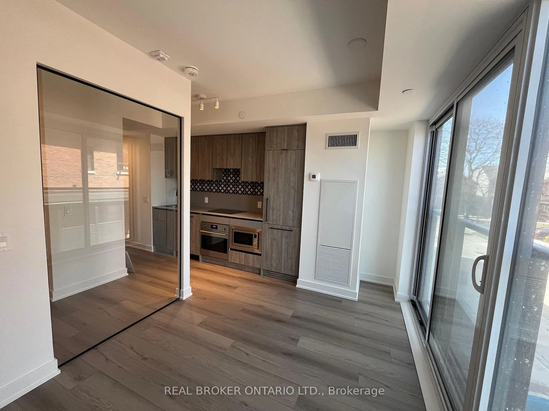 Photo 2 of Unit 218, 5 Lakeview Avenue, Toronto, Trinity-Bellwoods — HOMEH