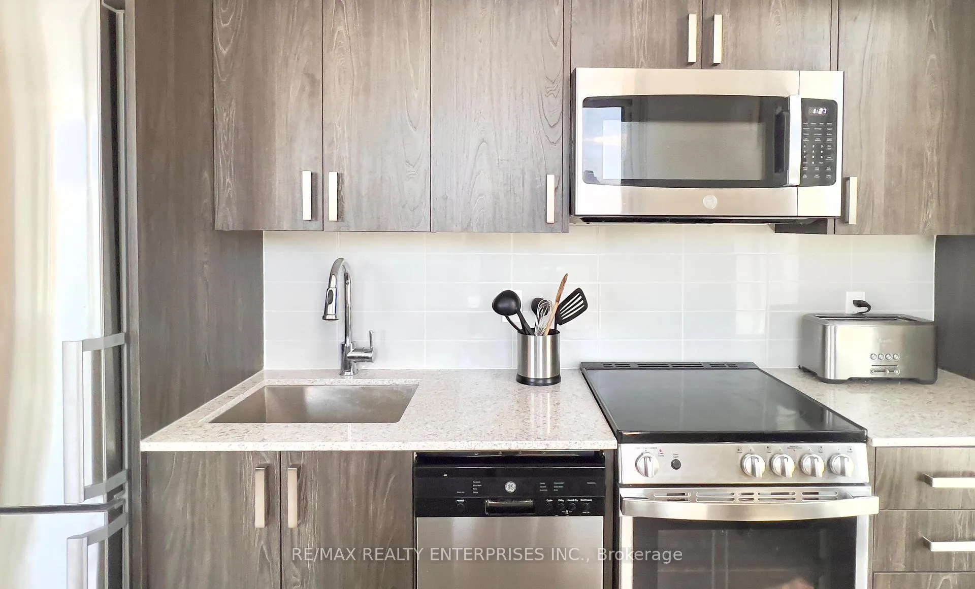 Photo 2 of Unit 707, 1 Cardiff Road, Toronto, Mount Pleasant East — HOMEH
