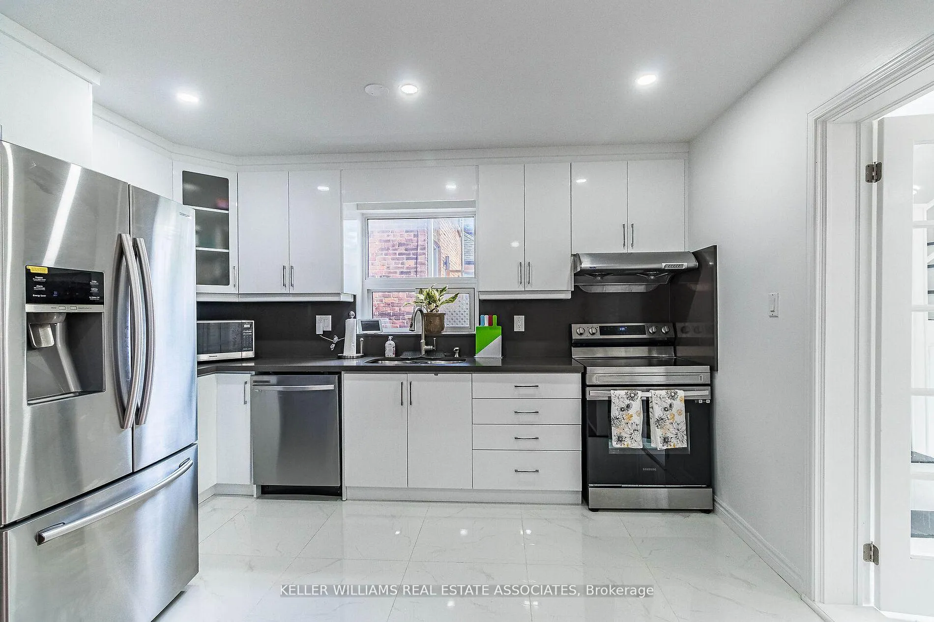 Photo 11 of 25 Boustead Avenue, Toronto, High Park-Swansea — HOMEH