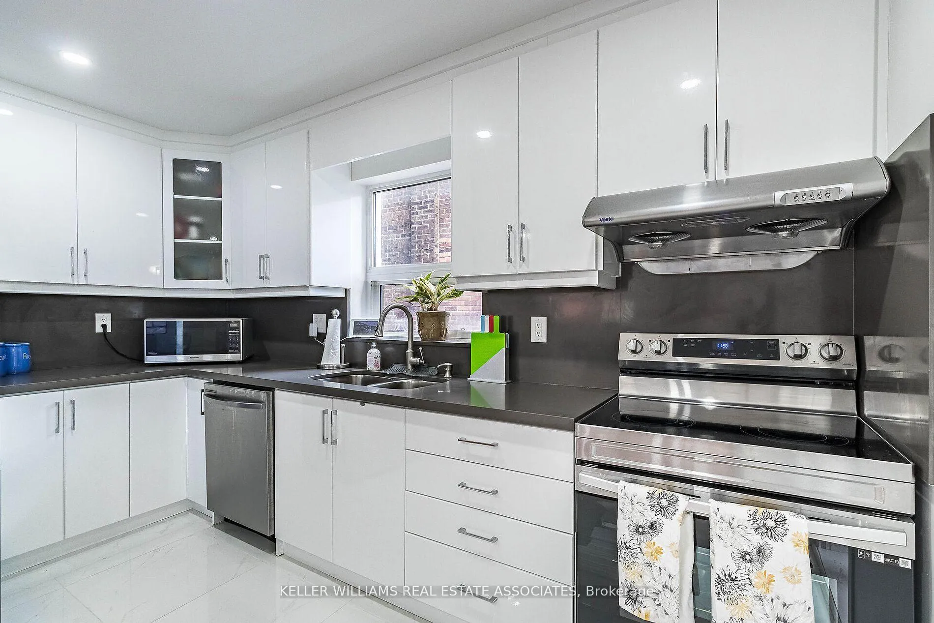 Photo 13 of 25 Boustead Avenue, Toronto, High Park-Swansea — HOMEH