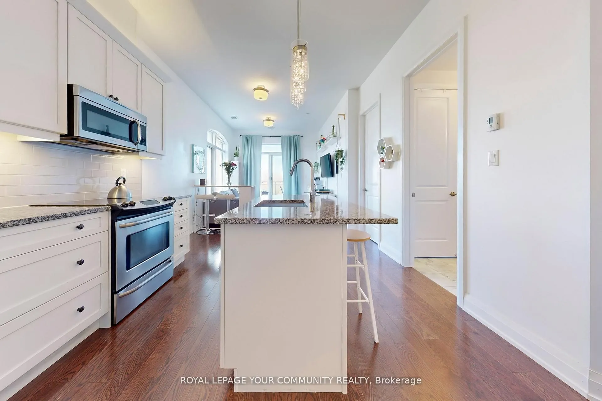 Photo 11 of Unit 702B, 15277 Yonge Street, Aurora, Aurora Village — HOMEH