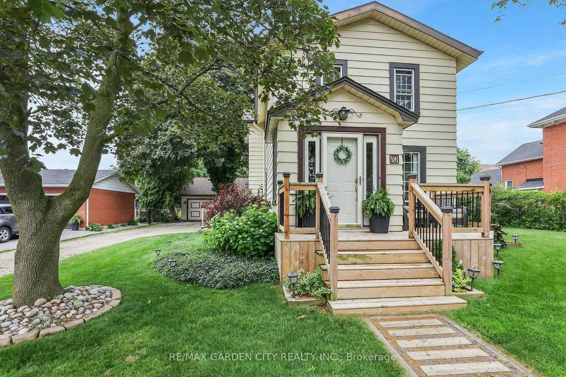 Front of 10 Maple Avenue