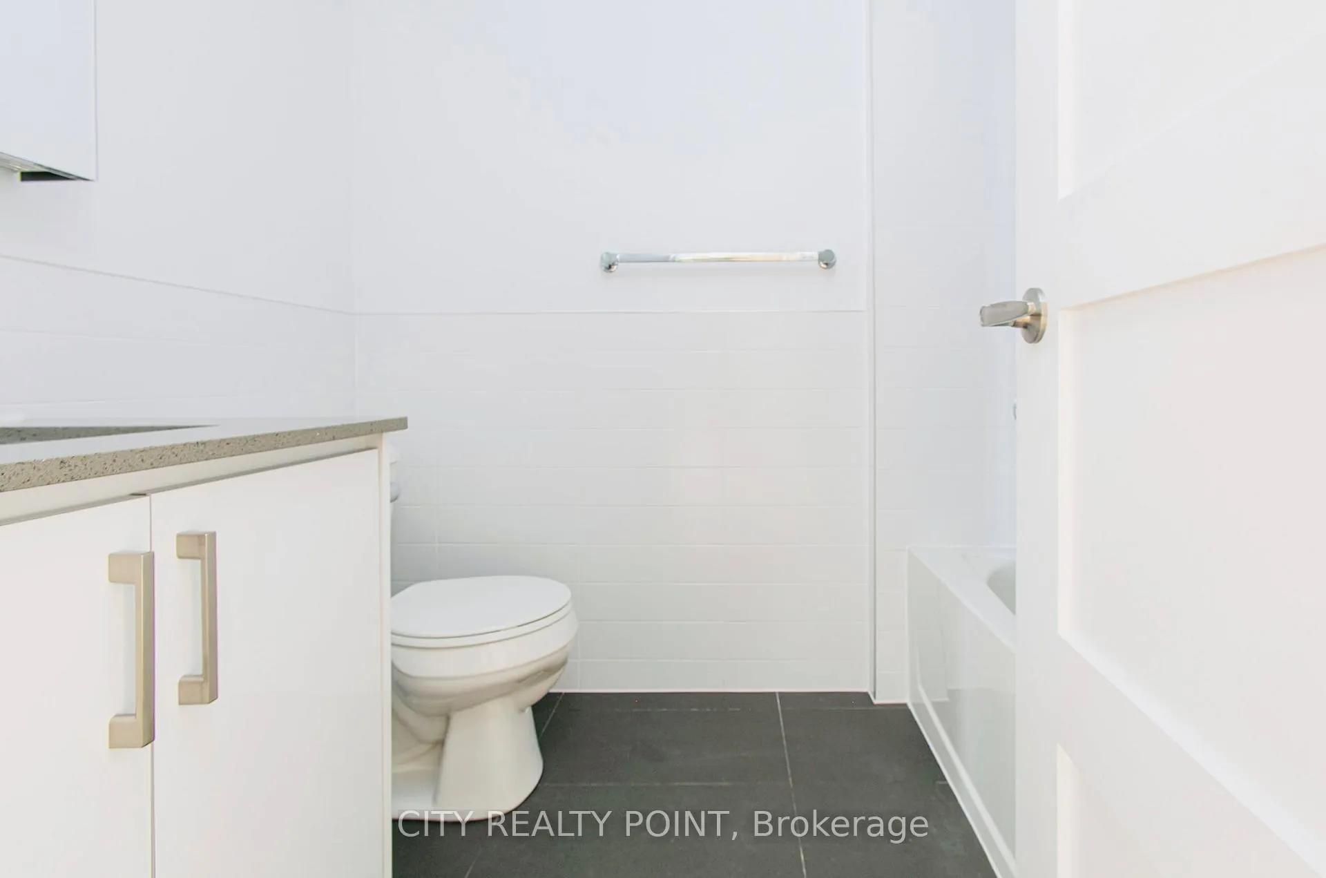 Photo 4 of Unit 904, 10 Shallmar Boulevard, Toronto, Forest Hill North — HOMEH