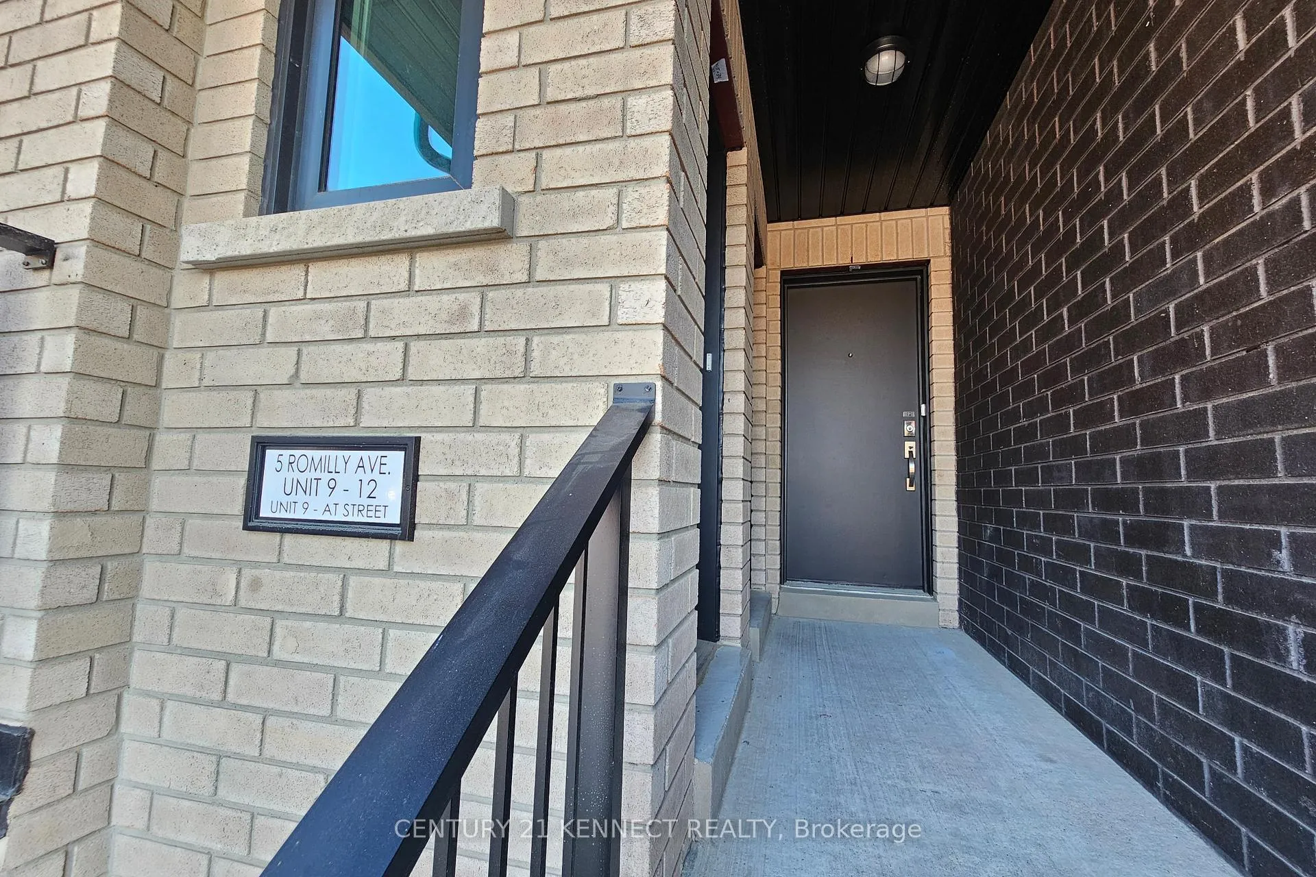 Photo 3 of Unit 12, 5 Romilly Avenue, Brampton, Northwest Brampton — HOMEH