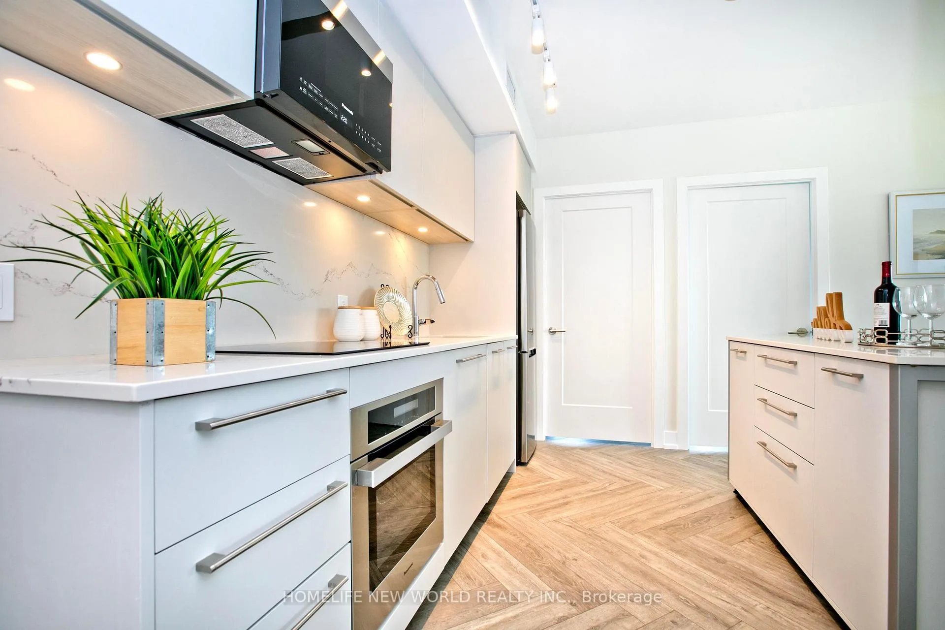 Photo 8 of Unit 919, 8 Cedarland Drive, Markham, Unionville — HOMEH