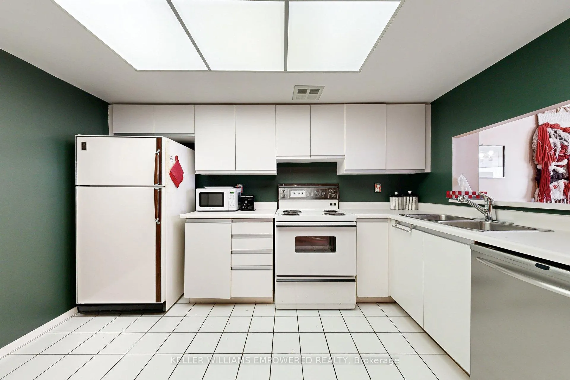 Photo 5 of Unit 401, 7460 Bathurst Street, Vaughan, Brownridge — HOMEH