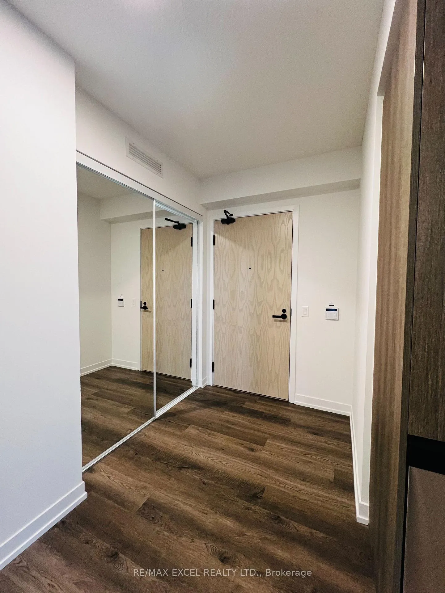 Photo 2 of Unit #1006, 195 COMMERCE st. MSBR, Vaughan, Concord — HOMEH
