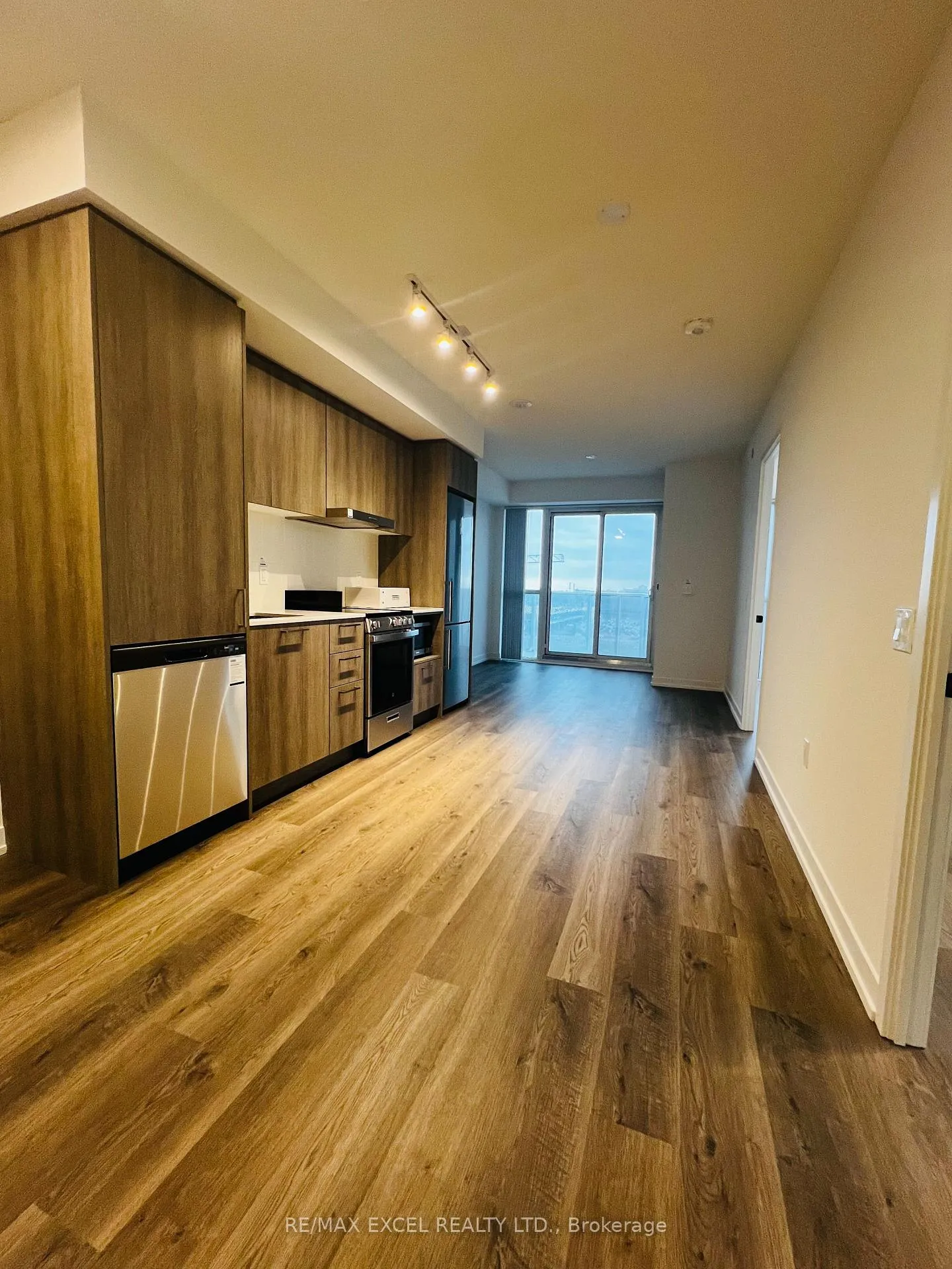 Photo 4 of Unit #1006, 195 COMMERCE st. MSBR, Vaughan, Concord — HOMEH