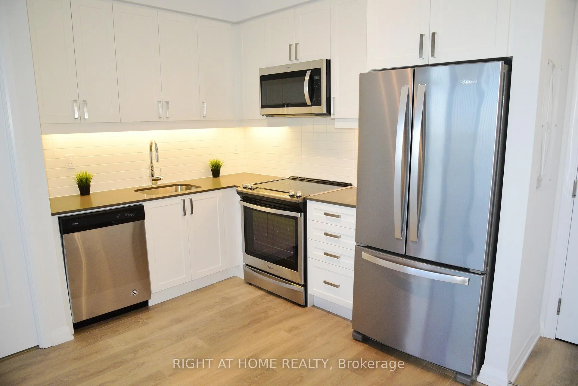 Photo 4 of Unit 805, 7895 Jane Street, Vaughan, Concord — HOMEH