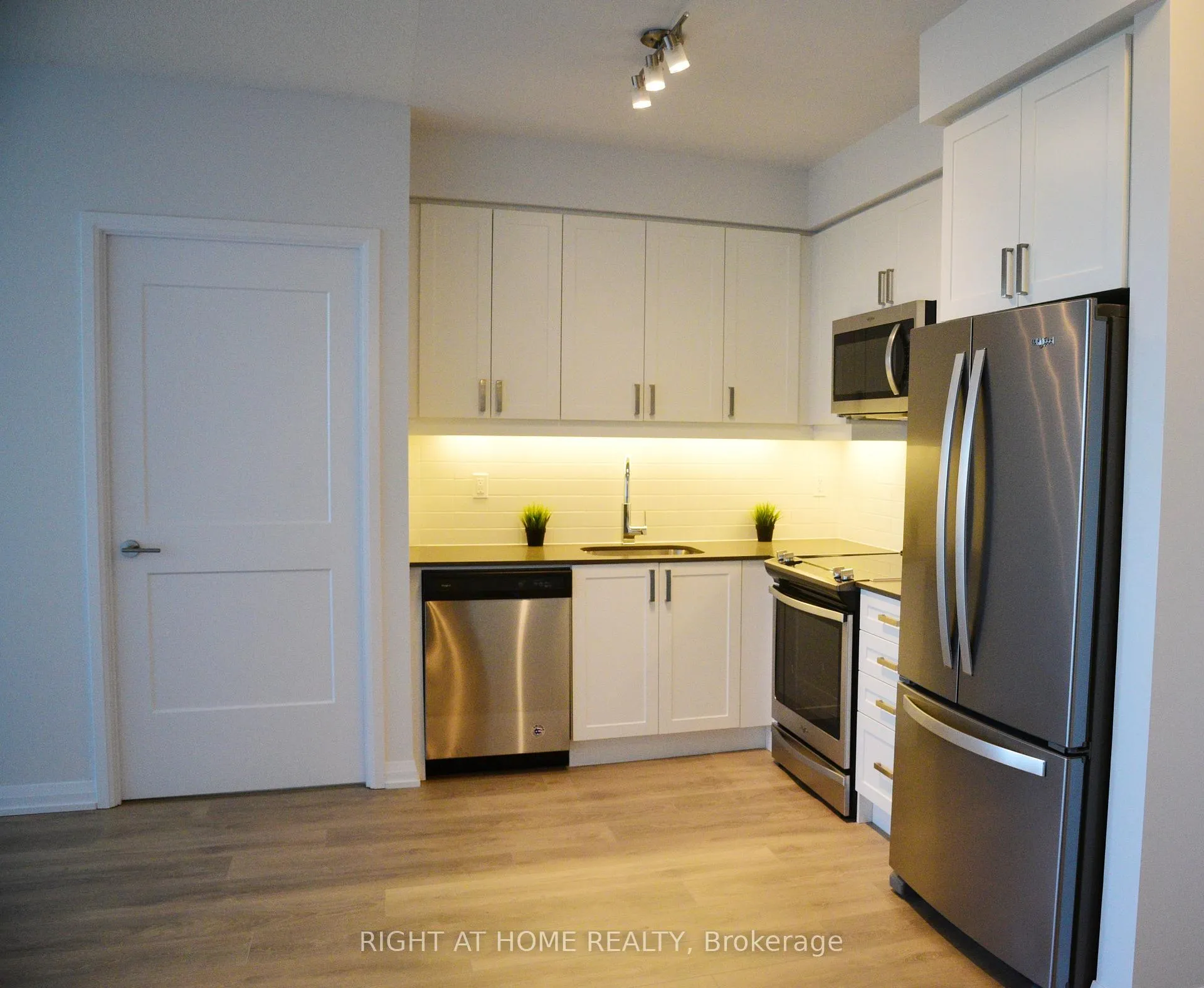 Photo 8 of Unit 805, 7895 Jane Street, Vaughan, Concord — HOMEH