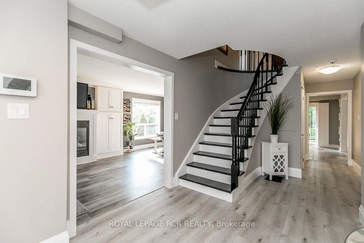 Photo 5 of 37 Mayfair Drive, Barrie, Ardagh — HOMEH