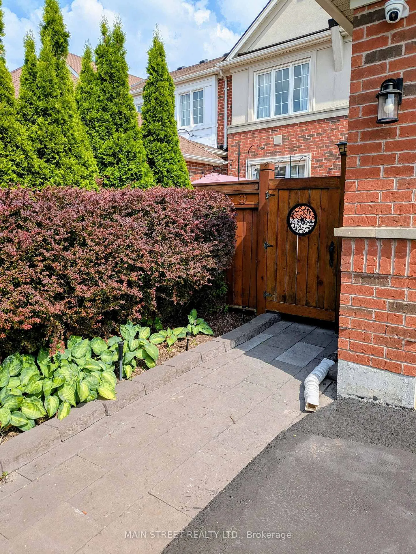 Photo 2 of 42 Bellchase Trail, Brampton, Bram East — HOMEH