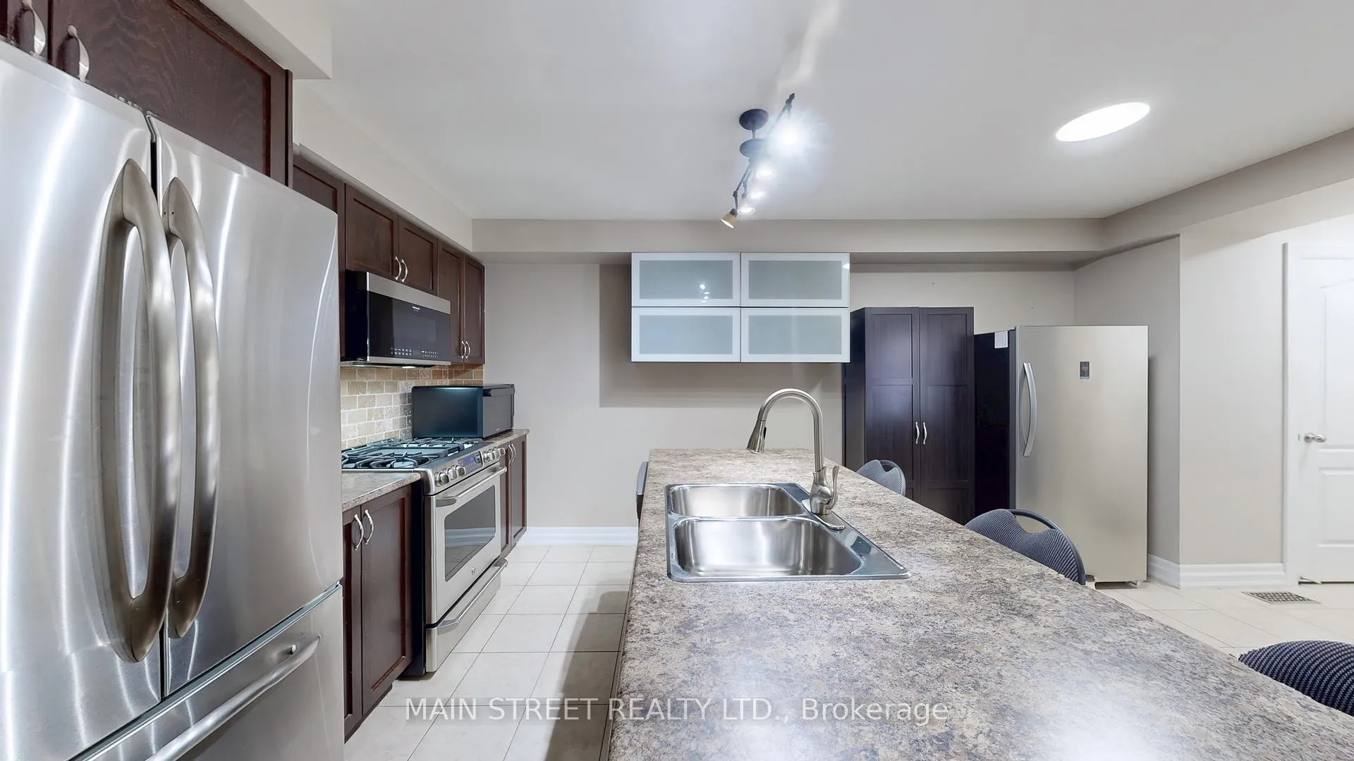 Photo 11 of 42 Bellchase Trail, Brampton, Bram East — HOMEH